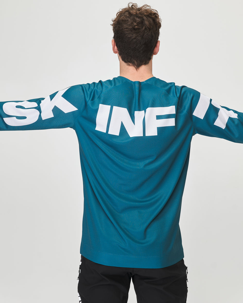 The distinctive lettering represents Skinfit's unmistakable style. Reduced to the essentials, clear in function, and developed for what really matters outdoors.
