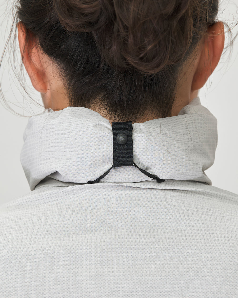 The close-fitting hood can be worn under the helmet or simply stowed in the collar.